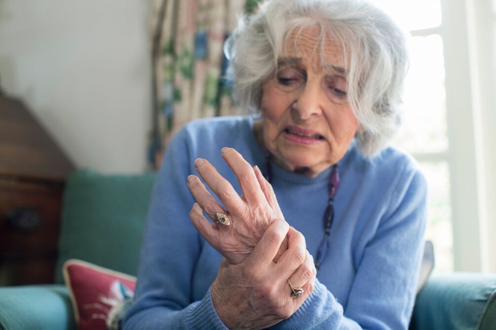 โรคข้อต่อของมือในหญิงสูงอายุ
